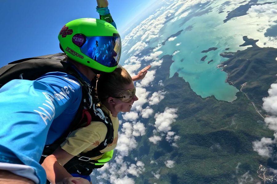 https://mr-travl.com/img/1386/gallery/skydiver.jpg Main Image | East Coast Tours Australia