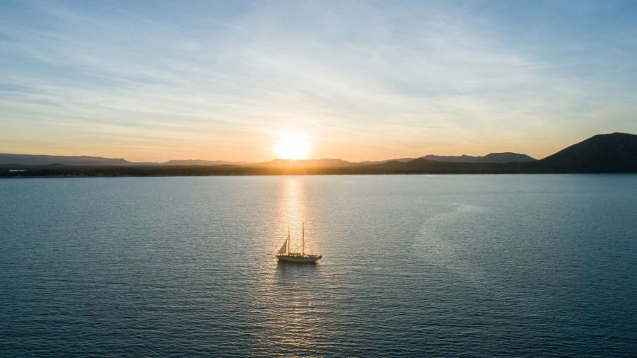 yacht tours airlie beach