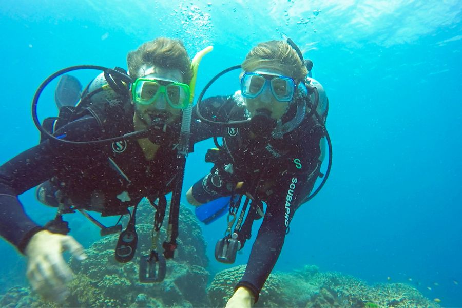 scuba diving couple