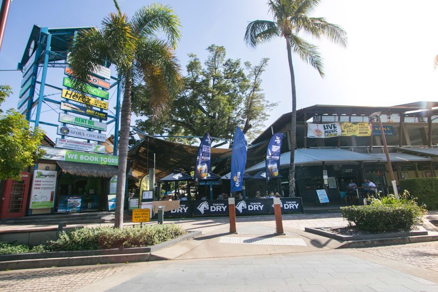 Magnums Hotel, Airlie Beach main street