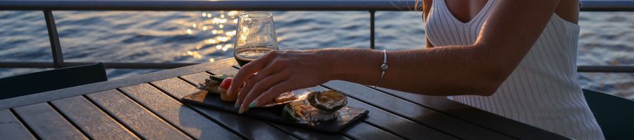 Nibbles at sunset on the Reefworld pontoon 