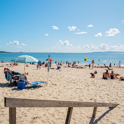 Beach in Noosa with lots of people