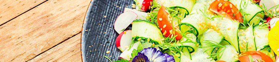 Fresh, colourful salad with flowers and tomatoes