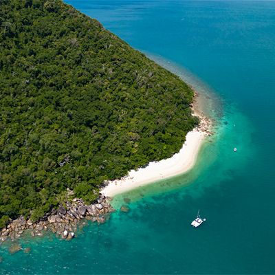 fitzroy island mountains and rainforest next to nudey beach