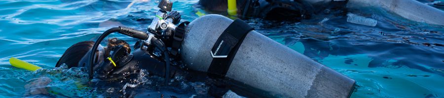 Intro diver learning to scuba dive