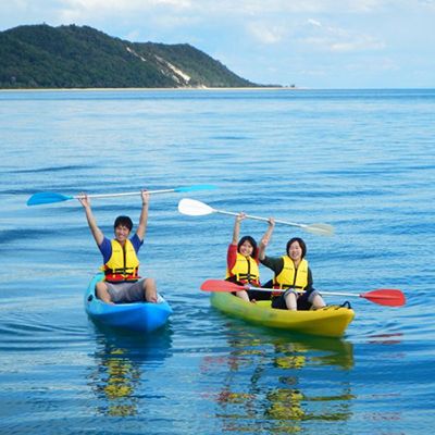 tourists kayaking over the blue ocean at moreton Island