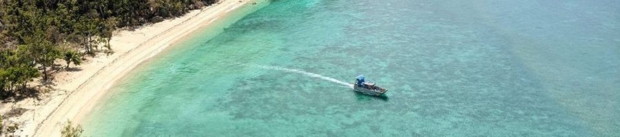 boat sailing around the coastline of hook island whitsundays