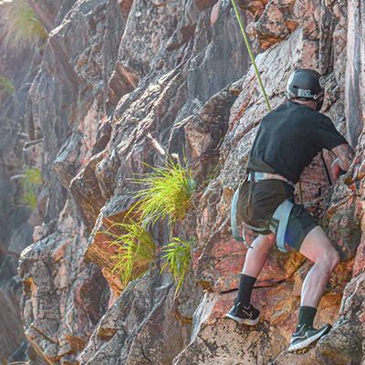 man rock climbing on the kangaroo point cliffs