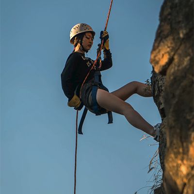 girl abseiling down the kangaroo point cliffs